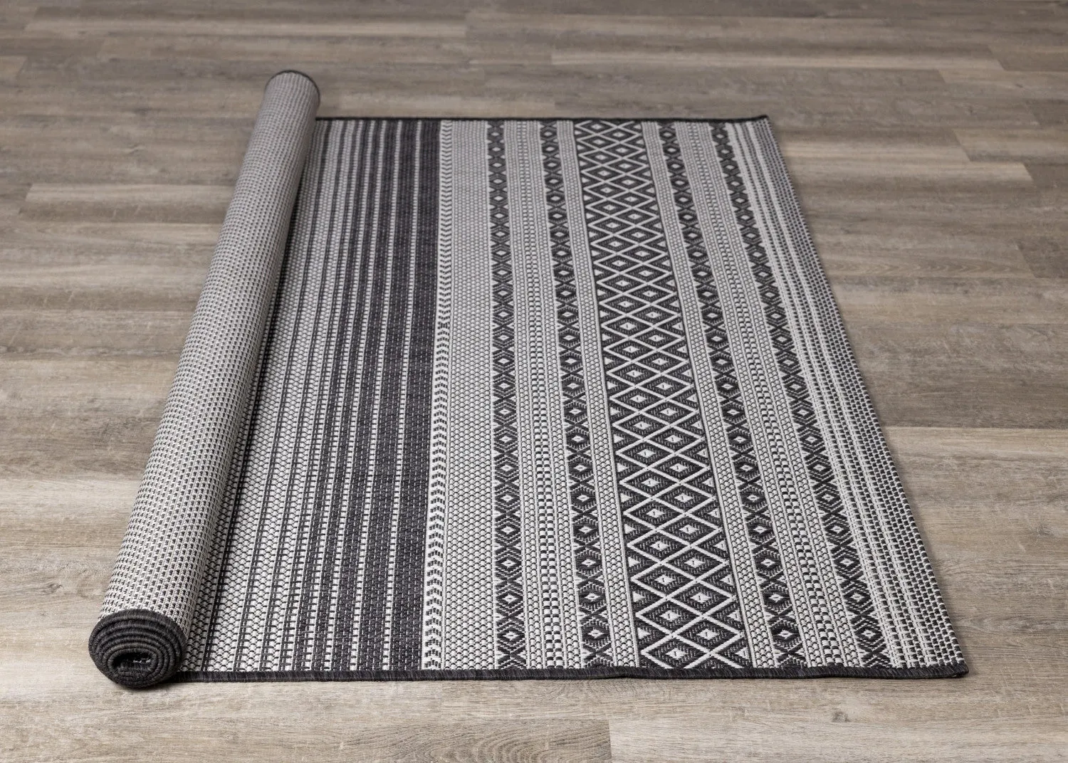 Jango 5'3" X 7'4" Indoor/Outdoor Tribal Rug - Grey Black Area Rug